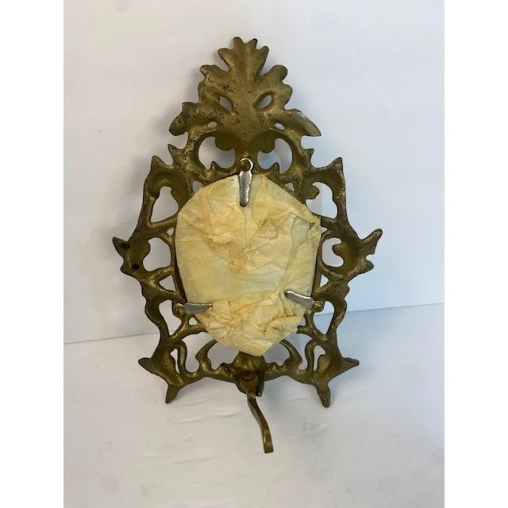 Vintage Ornate Brass Picture Frame Oval Ornate Rococo Scroll Tabletop Hong Kong